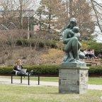 校园风景春天——学生们在雕像附近工作