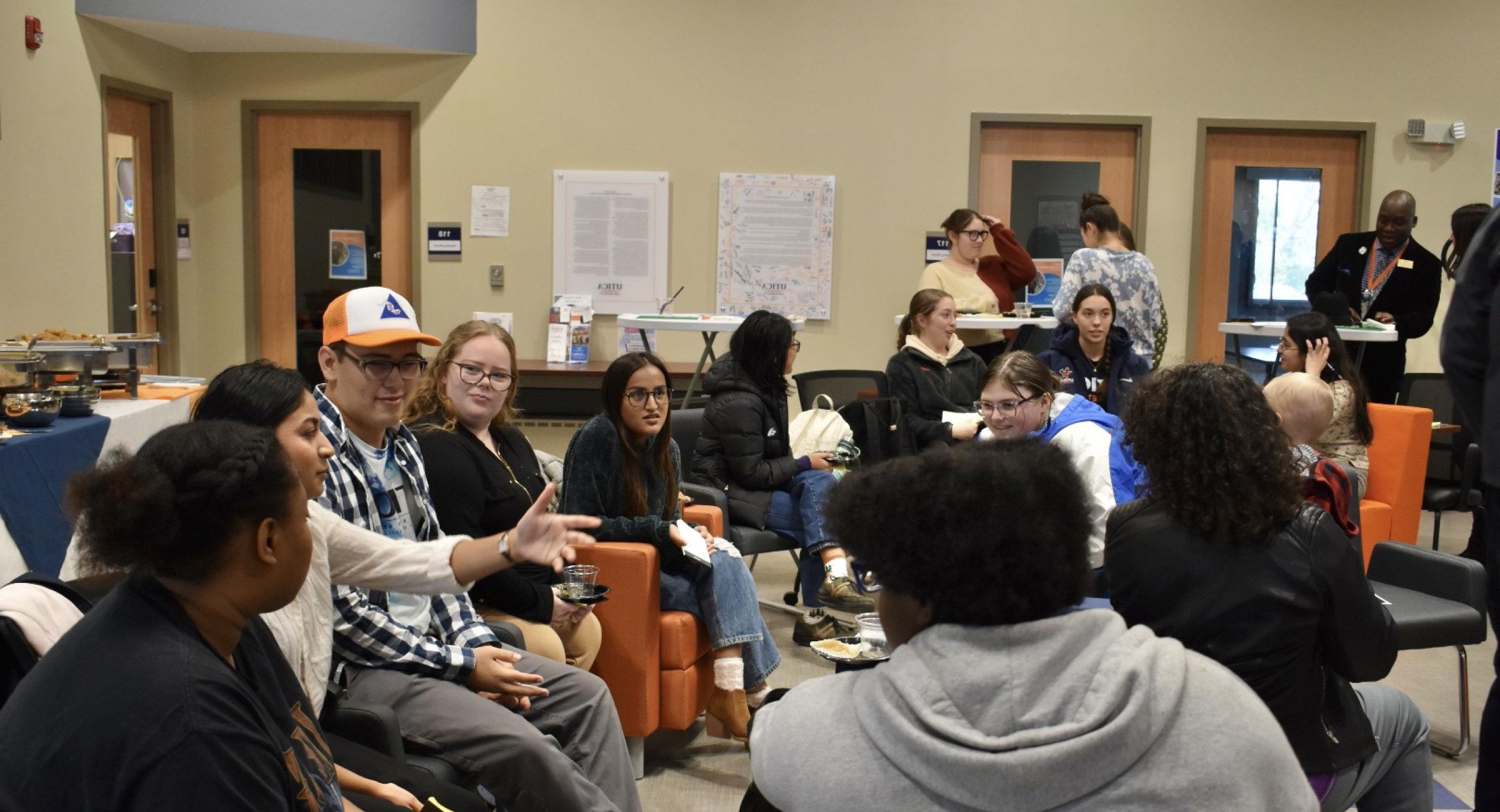 学生们聚集在一起参加TRIO学生支持服务2023第一代活动